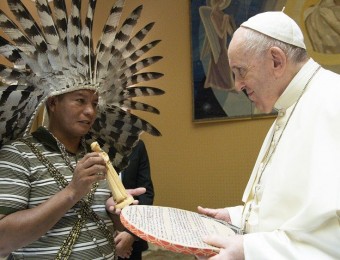 O abraço de Francisco a indígenas brasileiros no Vaticano.