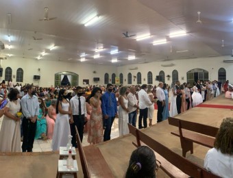 Celebração comunitária do Sacramento do Matrimônio de 15 casais na Paroquia São Pedro em Pontes e Lacerda.