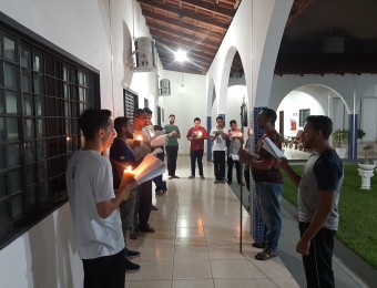Seminaristas realizam Via-sacra no Seminário Maior São José em Várzea Grande