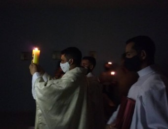 Seminaristas e formador celebram a Vigília Pascal no Seminário Maior.