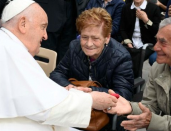 Papa: diante do descarte e solidão na velhice, coragem em não abandonar os idosos