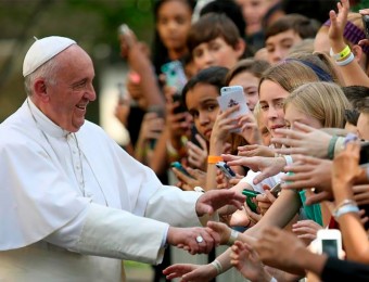 O Papa: a educação dos jovens leve fraternidade, paz e justiça ao mundo